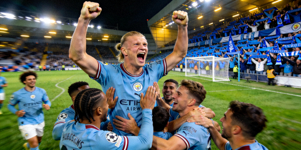 曼城对阵阿森纳的英超焦点战，哈兰德进球庆祝