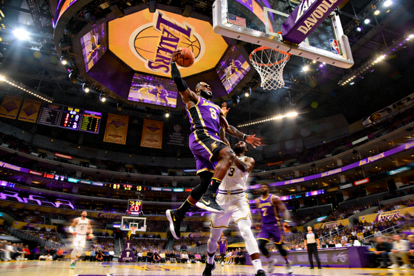 NBA总决赛激烈比赛现场，詹姆斯突破上篮