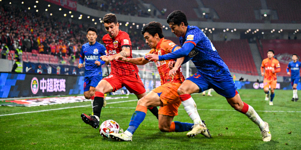 上海海港与山东泰山的中超比赛激烈对抗瞬间